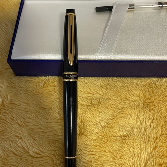 Waterman Expert Black Gold Trim Fountain Pen - Medium - Picture 3 of 7